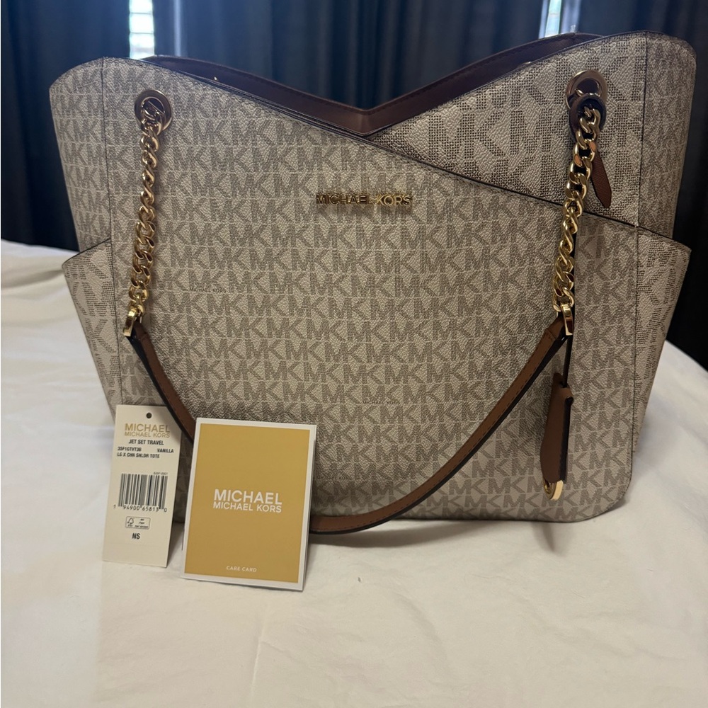 Jet Set Large Signature Logo Shoulder tote